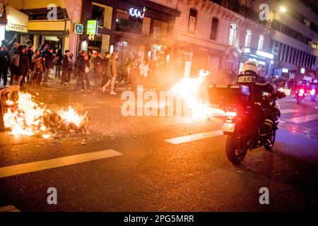 Gerard Cambon / le Pictorium - dimostrazione a seguito del rifiuto delle mozioni di censura - 21/3/2023 - Francia / Parigi / Parigi - si sono svolte manifestazioni a Parigi a seguito del rifiuto delle mozioni di censura del governo, e sono scoppiati scontri con la polizia. no russia Foto Stock