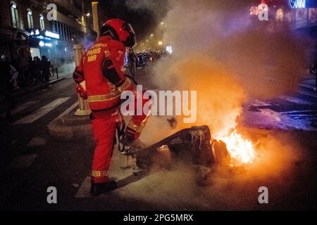 Gerard Cambon / le Pictorium - dimostrazione a seguito del rifiuto delle mozioni di censura - 21/3/2023 - Francia / Parigi / Parigi - si sono svolte manifestazioni a Parigi a seguito del rifiuto delle mozioni di censura del governo, e sono scoppiati scontri con la polizia. no russia Foto Stock