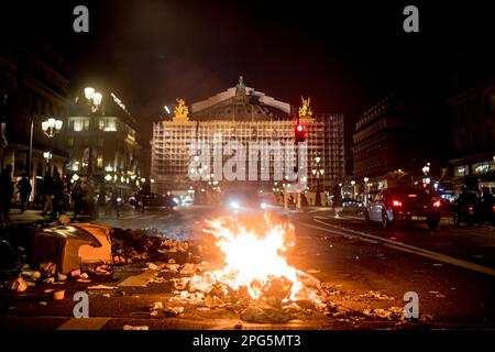 Gerard Cambon / le Pictorium - dimostrazione a seguito del rifiuto delle mozioni di censura - 21/3/2023 - Francia / Parigi / Parigi - si sono svolte manifestazioni a Parigi a seguito del rifiuto delle mozioni di censura del governo, e sono scoppiati scontri con la polizia. no russia Foto Stock