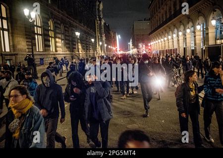 Gerard Cambon / le Pictorium - dimostrazione a seguito del rifiuto delle mozioni di censura - 21/3/2023 - Francia / Parigi / Parigi - si sono svolte manifestazioni a Parigi a seguito del rifiuto delle mozioni di censura del governo, e sono scoppiati scontri con la polizia. no russia Foto Stock