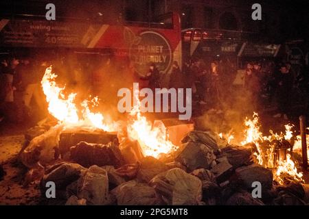 Gerard Cambon / le Pictorium - dimostrazione a seguito del rifiuto delle mozioni di censura - 21/3/2023 - Francia / Parigi / Parigi - si sono svolte manifestazioni a Parigi a seguito del rifiuto delle mozioni di censura del governo, e sono scoppiati scontri con la polizia. no russia Foto Stock