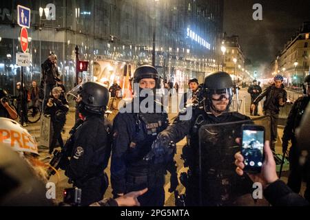 Gerard Cambon / le Pictorium - dimostrazione a seguito del rifiuto delle mozioni di censura - 21/3/2023 - Francia / Parigi / Parigi - si sono svolte manifestazioni a Parigi a seguito del rifiuto delle mozioni di censura del governo, e sono scoppiati scontri con la polizia. no russia Foto Stock