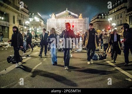 Gerard Cambon / le Pictorium - dimostrazione a seguito del rifiuto delle mozioni di censura - 21/3/2023 - Francia / Parigi / Parigi - si sono svolte manifestazioni a Parigi a seguito del rifiuto delle mozioni di censura del governo, e sono scoppiati scontri con la polizia. no russia Foto Stock