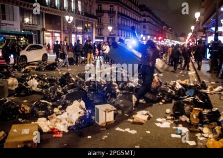 Gerard Cambon / le Pictorium - dimostrazione a seguito del rifiuto delle mozioni di censura - 21/3/2023 - Francia / Parigi / Parigi - si sono svolte manifestazioni a Parigi a seguito del rifiuto delle mozioni di censura del governo, e sono scoppiati scontri con la polizia. no russia Foto Stock