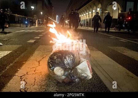 Gerard Cambon / le Pictorium - dimostrazione a seguito del rifiuto delle mozioni di censura - 21/3/2023 - Francia / Parigi / Parigi - si sono svolte manifestazioni a Parigi a seguito del rifiuto delle mozioni di censura del governo, e sono scoppiati scontri con la polizia. no russia Foto Stock