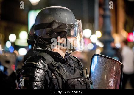 Gerard Cambon / le Pictorium - dimostrazione a seguito del rifiuto delle mozioni di censura - 21/3/2023 - Francia / Parigi / Parigi - si sono svolte manifestazioni a Parigi a seguito del rifiuto delle mozioni di censura del governo, e sono scoppiati scontri con la polizia. no russia Foto Stock