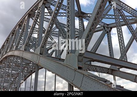 L'infrastruttura in acciaio del ponte sospeso ad arco ad alta compressione a Cleveland, Ohio, rinominato Veterans Memorial Bridge. Foto Stock