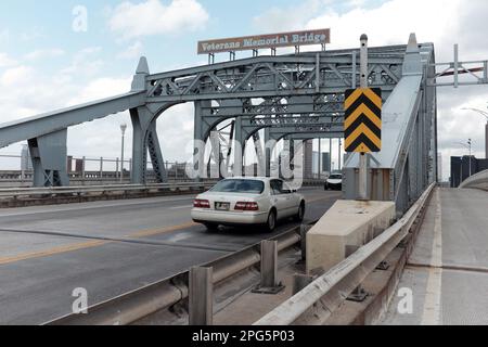 Le auto in entrambe le direzioni navigano lungo il Veterans Memorial Bridge che collega il centro città al lato ovest di Cleveland, Ohio, USA. Foto Stock