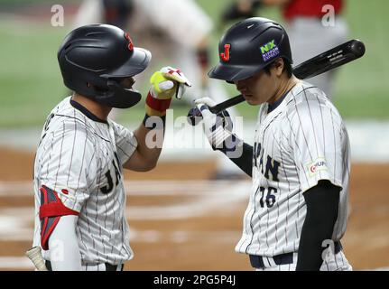 Miami, Stati Uniti. 20th Mar, 2023. Lars Nootbaar (23) del Giappone parla con Shohei Ohtani (16) dopo il suo bat nel primo gioco di semifinale del World Baseball Classic 2023 contro il Messico a Miami, Florida, lunedì 20 marzo 2023. Foto di Aaron Josefczyk/UPI Credit: UPI/Alamy Live News Foto Stock