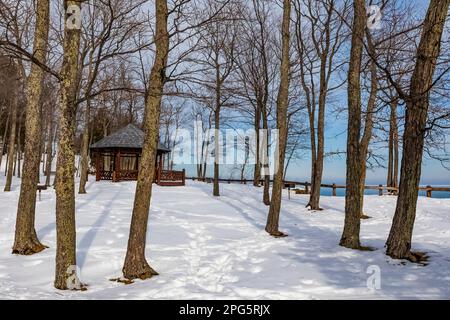 Gazebo in Presque Isle Park lungo il lago Superior in inverno, Marquette, Upper Peninsula, Michigan, USA Foto Stock