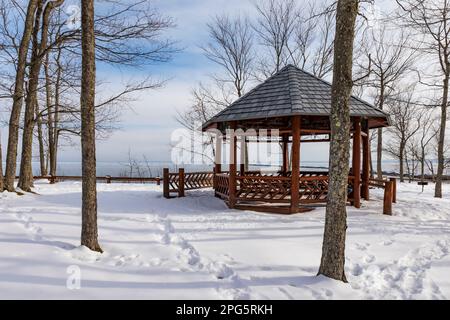 Gazebo in Presque Isle Park lungo il lago Superior in inverno, Marquette, Upper Peninsula, Michigan, USA Foto Stock