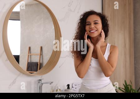 Bella donna afroamericana in bagno, spazio per il testo Foto Stock