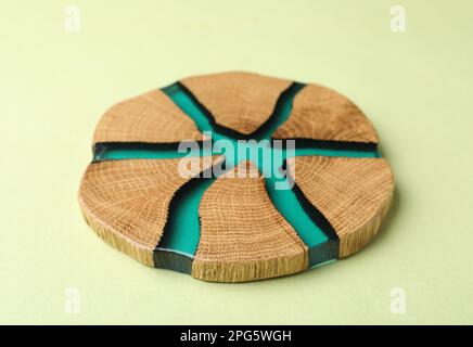 Eleganti montagne russe in legno su sfondo verde pallido Foto Stock