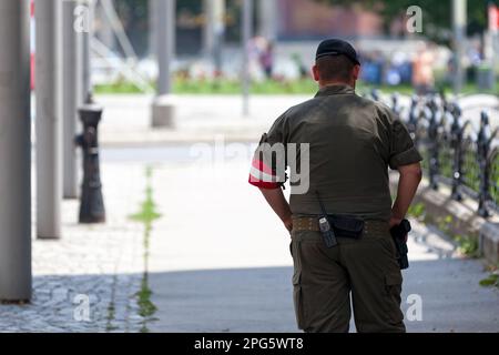 Vienna, Austria - Giugno 17 2018: Soldato al di fuori dell'Ambasciata di Francia. Foto Stock