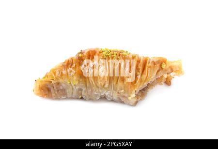 Pezzo di baklava delizioso con pistacchi isolato su bianco Foto Stock