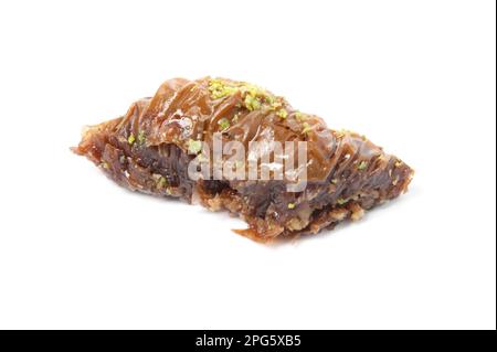 Pezzo di baklava delizioso con pistacchi isolato su bianco Foto Stock