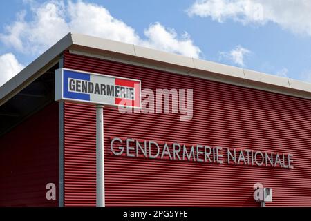 Segno di gendarmerie tricolore al di fuori della gendarmerie di Sainte-Suzanne a Reunion Island. Foto Stock