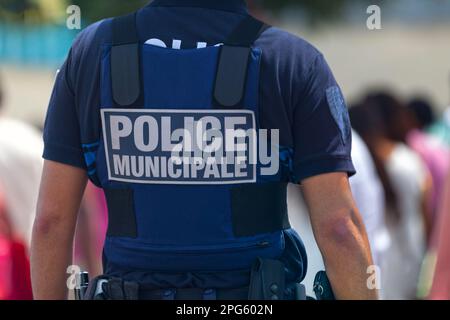 Saint Denis, riunione - 25 2015 agosto: Ufficiale di polizia in giubbotto a prova di proiettile della polizia Municipale che indaga la folla durante un festival. Foto Stock