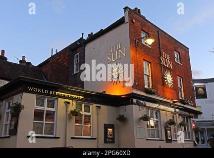 The Sun Inn, 1 Wharf St, Godalming , Waverley, Surrey, Inghilterra, Regno Unito, GU7 1NN, al crepuscolo Foto Stock