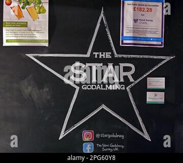 Il pub Star Inn Events Blackboard (vincitore del premio CAMRA) in Church Street, Godalming, Waverley, Surrey, Inghilterra, REGNO UNITO, GU7 1EL Foto Stock