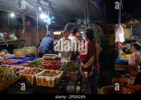 Denpasar, Bali, Indonesia - 20 marzo 2023: Venditori al Pasar Kumbasari, mercato tradizionale a Denpasar, Bali, Indonesia. Foto Stock