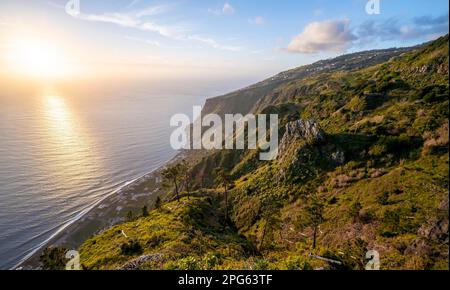 Umore serale, saluti paesaggio di fronte al mare e la costa, punto di vista Miradouro da Raposeira, Madeira, Portogallo Foto Stock