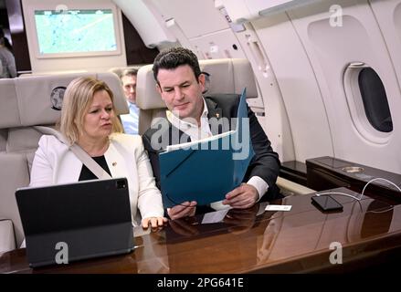 Ottawa, Canada. 20th Mar, 2023. Nancy Faeser (SPD), Ministro federale dell'interno e degli affari interni, e Hubertus Heil (SPD), Ministro federale del lavoro e degli affari sociali, parlano della legge sull'immigrazione dei lavoratori specializzati sull'aereo durante il volo da Ottawa a Toronto. L'obiettivo del viaggio è quello di tenere colloqui con i ministri responsabili della politica del mercato del lavoro, dell'immigrazione e della sicurezza pubblica. Credit: Britten/dpa/Alamy Live News Foto Stock