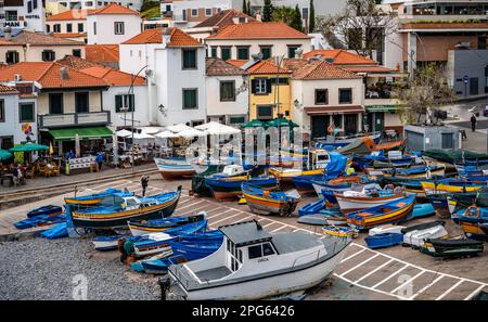 Barche da pesca e case, Camara de Lobos, Madeira, Portogallo Foto Stock