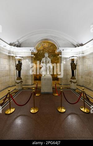 San Pietroburgo, Russia - 24 dicembre 2021: Interno della stazione della metropolitana Pushkinskaya. Prende il nome dal poeta russo, Pushkin. Foto Stock