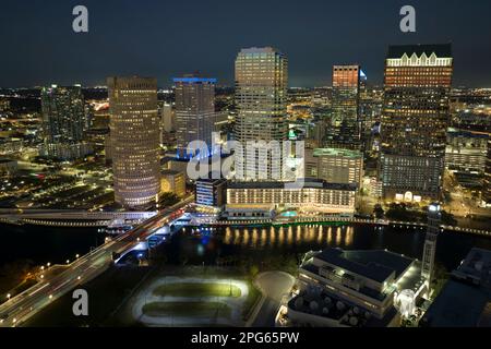 Vista aerea del quartiere centrale di Tampa in Florida, Stati Uniti. Alti edifici grattacieli illuminati in modo luminoso e traffico in movimento nella moderna sala americana Foto Stock