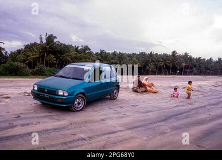 Una famiglia musulmana godendo a Muzhappilangad guidare in spiaggia vicino a Kannur Cannanore, Kerala, India del Sud, India, Asia Foto Stock