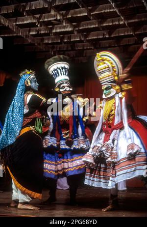 La storia di Kathakali gioca la forma principale della danza indiana classica in Kerala Kalamandalam, Cheruthuruthy vicino Soranur, Kerala, India del sud, India, Asia Foto Stock