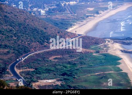 Una scena di Sagar Nagar spiaggia e Rushikonda spiaggia dal Kailasagiri in Visakhapatnam Vizag, Andhra Pradesh, India del Sud, India, Asia Foto Stock