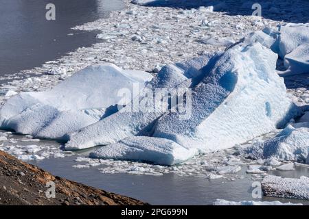 Gigantesco blocco di ghiaccio cracked galleggiante nel lago. Ghiacciaio Perito Moreno, famoso in tutto il mondo, parco nazionale panoramico Los Glaciares, Patagonia, patrimonio dell'umanità dell'UNESCO Foto Stock