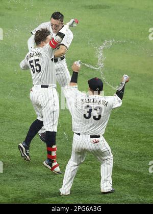 Miami, Stati Uniti. 20th Mar, 2023. Il Giappone Munetaka Murakami (55) festeggia con Lars Nootbaar (23) e Hotaka Yamakawa (33) dopo aver colpito il successo della partita nella nona edizione della semifinale 2023 World Baseball Classic contro il Messico a Miami, Florida, lunedì 20 marzo 2023. Foto di Aaron Josefczyk/UPI Credit: UPI/Alamy Live News Foto Stock