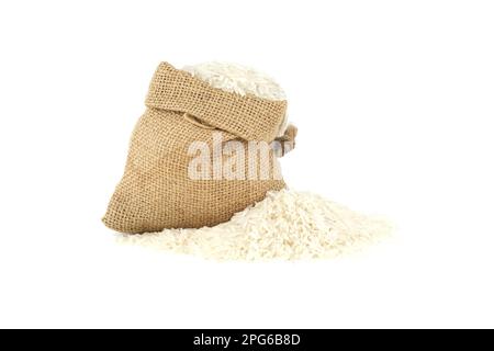 Riso basmati a grani lunghi crudo in piccolo sacco di burlap e paletta di legno isolata su fondo bianco Foto Stock