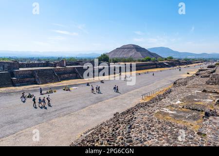 I turisti che camminano lungo Avenue of the Dead and Sun Pyramid, Teotihuacan, Messico. Foto Stock