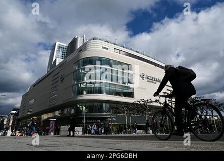 PRODUZIONE - 15 marzo 2023, Hesse, Francoforte sul meno: Le nuvole si stanno radunando sul grande magazzino Galeria Hauptwache sulla via dello shopping Zeil. In considerazione dei piani di chiusura di sette filiali del gruppo di grandi magazzini insolventi Galeria Karstadt Kaufhof in Assia, il sindacato Verdi avverte di un'emorragia di sedi rimaste e delle conseguenze per i centri cittadini. (A dpa 'Economia: Prospettive immobiliari Galeria bisogno rapidamente') Foto: Arne Dedert/dpa Foto Stock