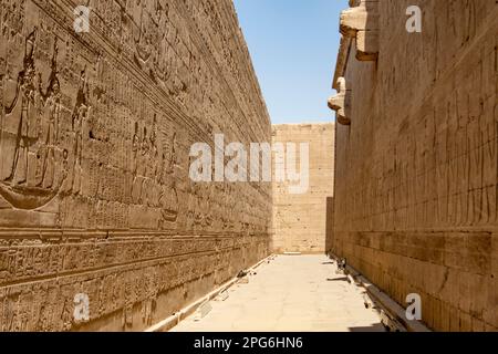 Bas Relief scene sulla parete esterna del Tempio di Edfu, Edfu, Egitto Foto Stock