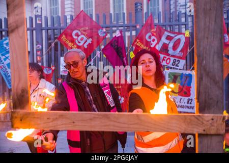 Montauban, Francia. 20th Mar, 2023. Operazione punzone di fronte alla prefettura del 82, il 49,3 bruciato vivo di fronte alla prefettura, a seguito del rifiuto della mozione di censura. Il governo di Elisabeth Borne è sfuggito a una mozione di sfiducia di 9 voti. Ciò significa che, grazie all'utilizzo del 49-3, la riforma delle pensioni è stata adottata. Francia, Montauban 20 marzo 2023. Foto di Patricia Huchot-Boissier/ABACAPRESS.COM Credit: Abaca Press/Alamy Live News Foto Stock