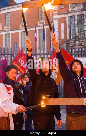 Montauban, Francia. 20th Mar, 2023. Operazione punzone di fronte alla prefettura del 82, il 49,3 bruciato vivo di fronte alla prefettura, a seguito del rifiuto della mozione di censura. Il governo di Elisabeth Borne è sfuggito a una mozione di sfiducia di 9 voti. Ciò significa che, grazie all'utilizzo del 49-3, la riforma delle pensioni è stata adottata. Francia, Montauban 20 marzo 2023. Foto di Patricia Huchot-Boissier/ABACAPRESS.COM Credit: Abaca Press/Alamy Live News Foto Stock