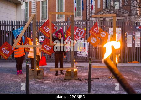 Montauban, Francia. 20th Mar, 2023. Operazione punzone di fronte alla prefettura del 82, il 49,3 bruciato vivo di fronte alla prefettura, a seguito del rifiuto della mozione di censura. Il governo di Elisabeth Borne è sfuggito a una mozione di sfiducia di 9 voti. Ciò significa che, grazie all'utilizzo del 49-3, la riforma delle pensioni è stata adottata. Francia, Montauban 20 marzo 2023. Foto di Patricia Huchot-Boissier/ABACAPRESS.COM Credit: Abaca Press/Alamy Live News Foto Stock