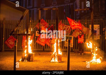 Montauban, Francia. 20th Mar, 2023. Operazione punzone di fronte alla prefettura del 82, il 49,3 bruciato vivo di fronte alla prefettura, a seguito del rifiuto della mozione di censura. Il governo di Elisabeth Borne è sfuggito a una mozione di sfiducia di 9 voti. Ciò significa che, grazie all'utilizzo del 49-3, la riforma delle pensioni è stata adottata. Francia, Montauban 20 marzo 2023. Foto di Patricia Huchot-Boissier/ABACAPRESS.COM Credit: Abaca Press/Alamy Live News Foto Stock