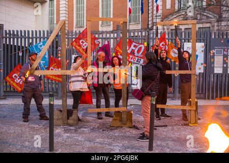 Montauban, Francia. 20th Mar, 2023. Operazione punzone di fronte alla prefettura del 82, il 49,3 bruciato vivo di fronte alla prefettura, a seguito del rifiuto della mozione di censura. Il governo di Elisabeth Borne è sfuggito a una mozione di sfiducia di 9 voti. Ciò significa che, grazie all'utilizzo del 49-3, la riforma delle pensioni è stata adottata. Francia, Montauban 20 marzo 2023. Foto di Patricia Huchot-Boissier/ABACAPRESS.COM Credit: Abaca Press/Alamy Live News Foto Stock