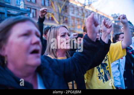 Montauban, Francia. 20th Mar, 2023. Attivisti con pugni allevati. Operazione punzone di fronte alla prefettura del 82, il 49,3 bruciato vivo di fronte alla prefettura, a seguito del rifiuto della mozione di censura. Il governo di Elisabeth Borne è sfuggito a una mozione di sfiducia di 9 voti. Ciò significa che, grazie all'utilizzo del 49-3, la riforma delle pensioni è stata adottata. Francia, Montauban 20 marzo 2023. Foto di Patricia Huchot-Boissier/ABACAPRESS.COM Credit: Abaca Press/Alamy Live News Foto Stock