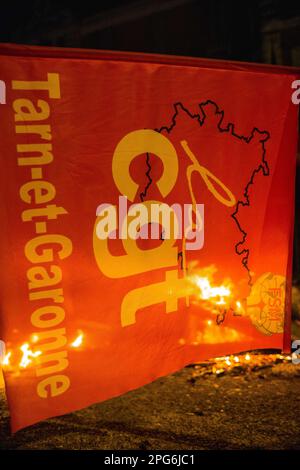 Montauban, Francia. 20th Mar, 2023. Operazione punzone di fronte alla prefettura del 82, il 49,3 bruciato vivo di fronte alla prefettura, a seguito del rifiuto della mozione di censura. Il governo di Elisabeth Borne è sfuggito a una mozione di sfiducia di 9 voti. Ciò significa che, grazie all'utilizzo del 49-3, la riforma delle pensioni è stata adottata. Francia, Montauban 20 marzo 2023. Foto di Patricia Huchot-Boissier/ABACAPRESS.COM Credit: Abaca Press/Alamy Live News Foto Stock