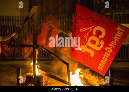 Montauban, Francia. 20th Mar, 2023. Operazione punzone di fronte alla prefettura del 82, il 49,3 bruciato vivo di fronte alla prefettura, a seguito del rifiuto della mozione di censura. Il governo di Elisabeth Borne è sfuggito a una mozione di sfiducia di 9 voti. Ciò significa che, grazie all'utilizzo del 49-3, la riforma delle pensioni è stata adottata. Francia, Montauban 20 marzo 2023. Foto di Patricia Huchot-Boissier/ABACAPRESS.COM Credit: Abaca Press/Alamy Live News Foto Stock