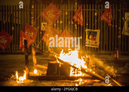 Montauban, Francia. 20th Mar, 2023. Operazione punzone di fronte alla prefettura del 82, il 49,3 bruciato vivo di fronte alla prefettura, a seguito del rifiuto della mozione di censura. Il governo di Elisabeth Borne è sfuggito a una mozione di sfiducia di 9 voti. Ciò significa che, grazie all'utilizzo del 49-3, la riforma delle pensioni è stata adottata. Francia, Montauban 20 marzo 2023. Foto di Patricia Huchot-Boissier/ABACAPRESS.COM Credit: Abaca Press/Alamy Live News Foto Stock