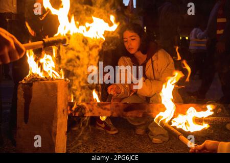 Montauban, Francia. 20th Mar, 2023. Operazione punzone di fronte alla prefettura del 82, il 49,3 bruciato vivo di fronte alla prefettura, a seguito del rifiuto della mozione di censura. Il governo di Elisabeth Borne è sfuggito a una mozione di sfiducia di 9 voti. Ciò significa che, grazie all'utilizzo del 49-3, la riforma delle pensioni è stata adottata. Francia, Montauban 20 marzo 2023. Foto di Patricia Huchot-Boissier/ABACAPRESS.COM Credit: Abaca Press/Alamy Live News Foto Stock