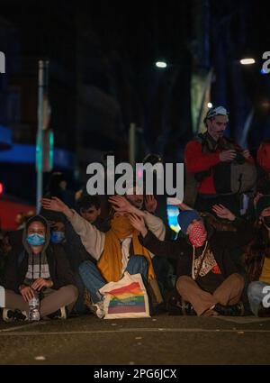 Tolosa, Francia. 20th Mar, 2023. I manifestanti scendono in piazza pochi giorni dopo che il governo ha spinto una riforma delle pensioni attraverso il parlamento senza voto, utilizzando l'articolo 49, 3 della costituzione a Tolosa, nel sud della Francia, il 20 marzo 2023. Il governo del primo ministro francese il 20 marzo 2023 è sopravvissuto per poco alla prima - e più rischiosa - di due mozioni di sfiducia sulla sua decisione di aggirare il parlamento e di imporre una controversa riforma pensionistica. Foto di Arnaud Bertrand/ABACAPRESS.COM Credit: Abaca Press/Alamy Live News Foto Stock